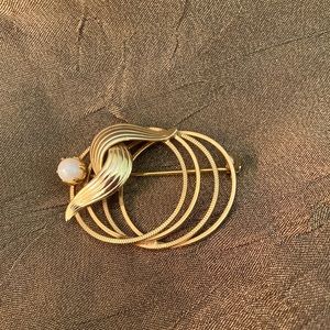 Vintage Four Ring Goldtone Circle Pin with Pearl